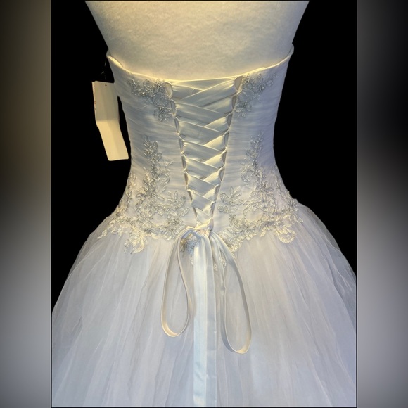 Size 4 Jewel by David’s Bridal Wedding Gown - Picture 6 of 11